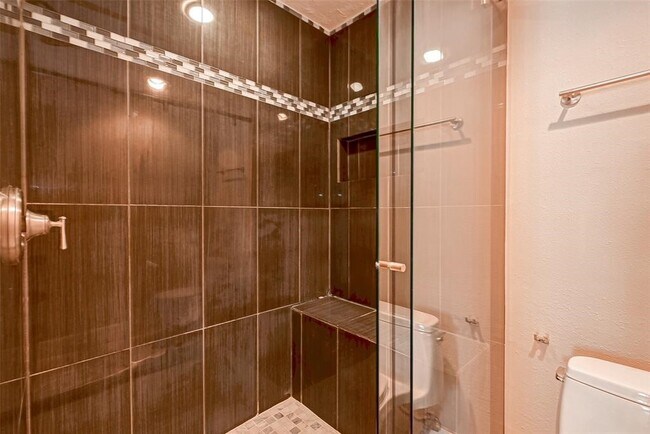 Building Photo - 1926 Augusta Dr Unit 18