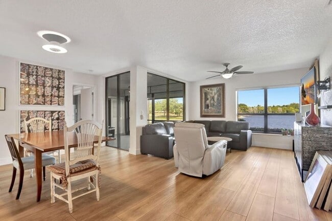 Photo - 2850 Carambola Cir S