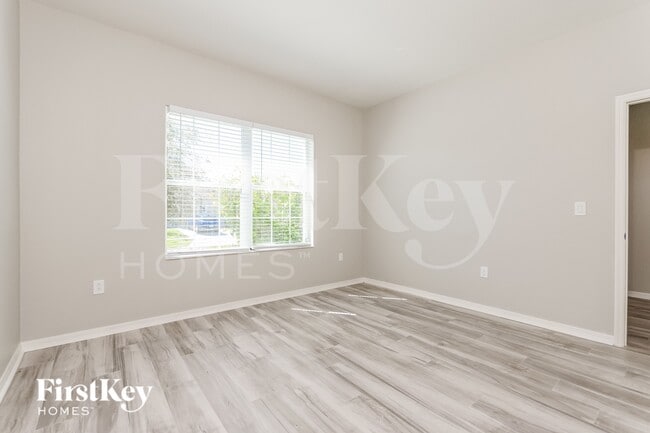 Photo - 533 Interlock St