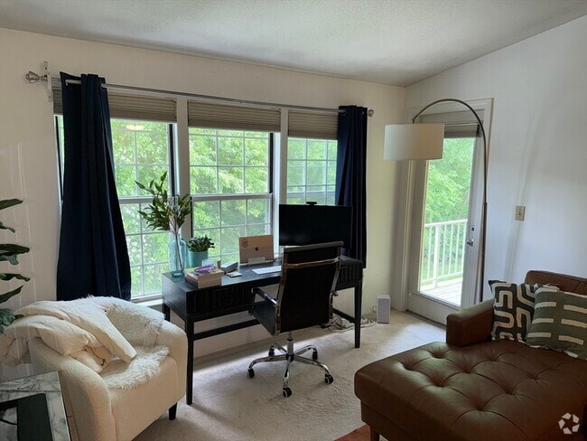 Building Photo - 2 Squire Ct Unit 8 Rental
