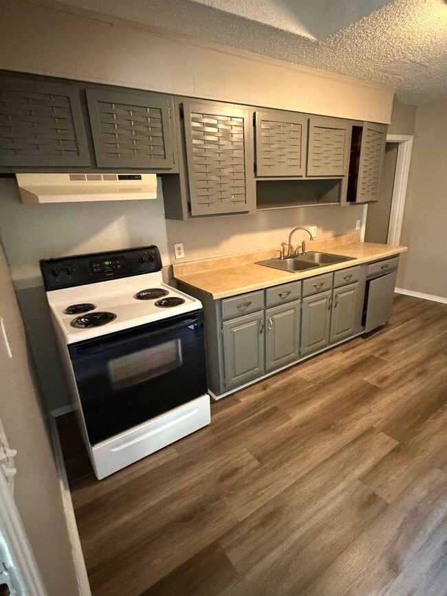Building Photo - 1010 N Larchmont Dr Unit B