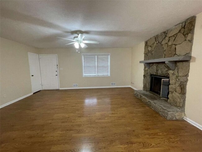 Photo - 2596 Woodland Dr NW