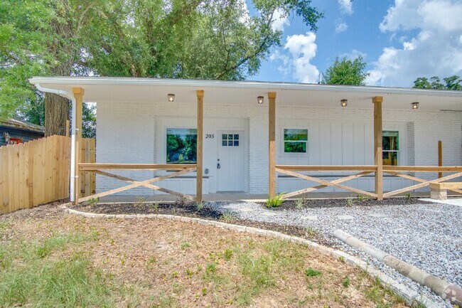Building Photo - Modern 2 Bedroom Home Minutes from Downtow...