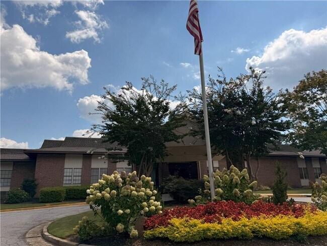 Building Photo - 475 Mount Vernon Hwy NE Unit 223C