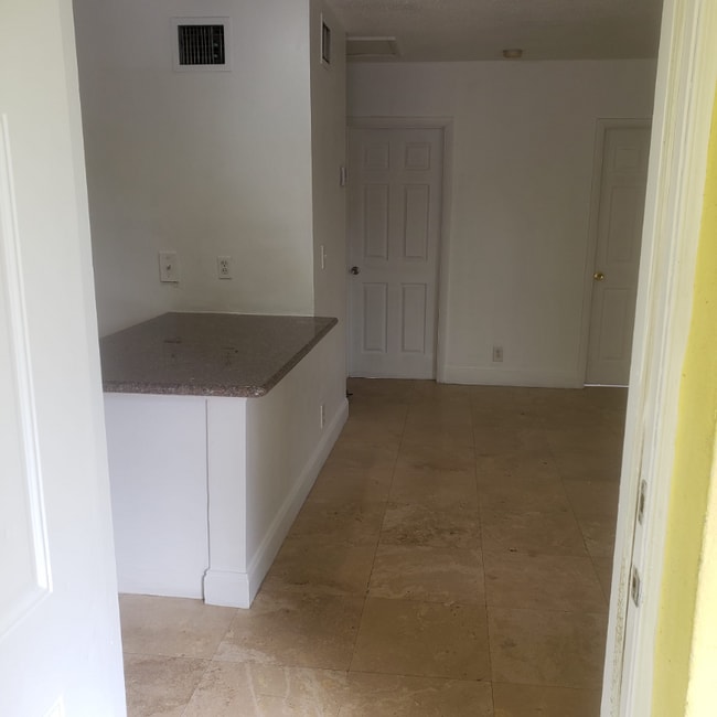 Photo - 1429 SW 9th St Unidad 8