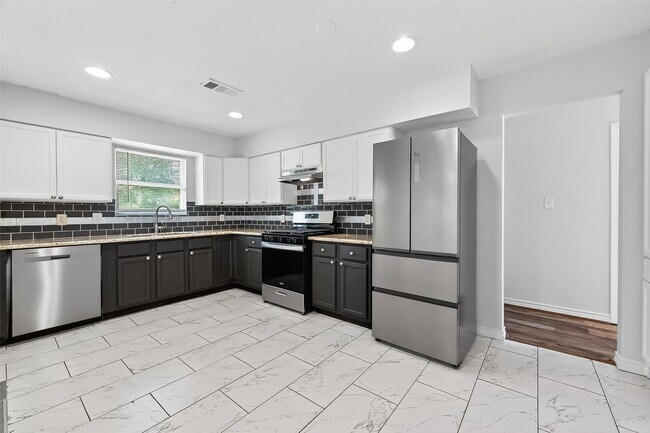 Photo - 5635 Belarbor St