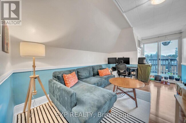 Photo - 896 Avenue Rd