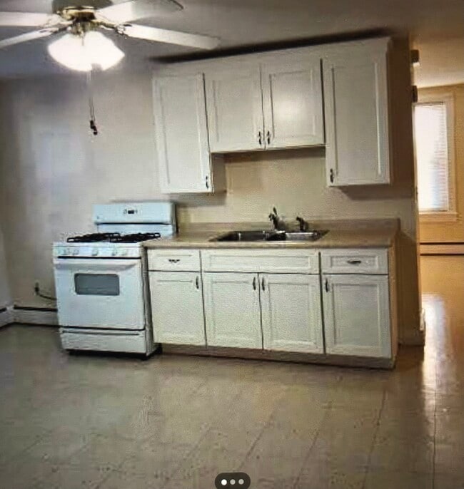 Building Photo - 1172 Roosevelt Ave Unit Third Rental