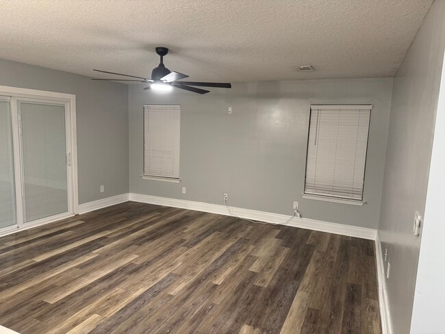 Photo - 407 Royal Pines Way