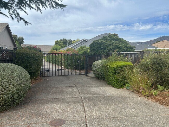 8280 Oakmont Dr