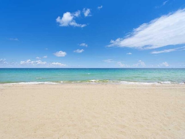 Building Photo - 2555 NE 11th St Unit 402