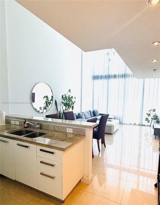 Building Photo - 601 NE 36th St Unit PH3305 Rental