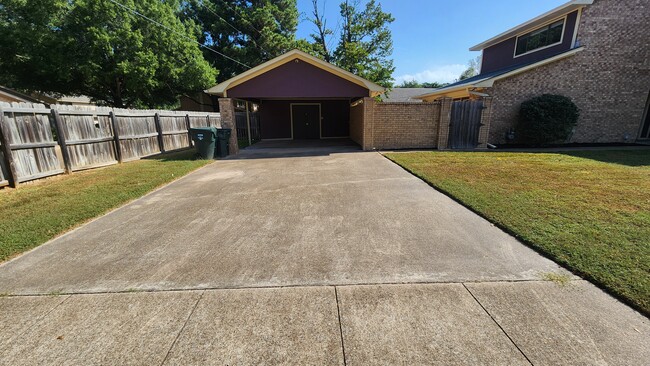 Photo - 2320 Aberdeen Dr
