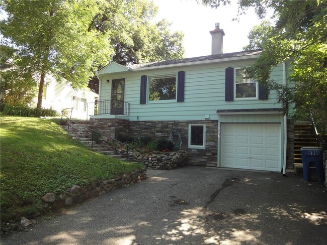 Photo - 2336 Ives Ln N