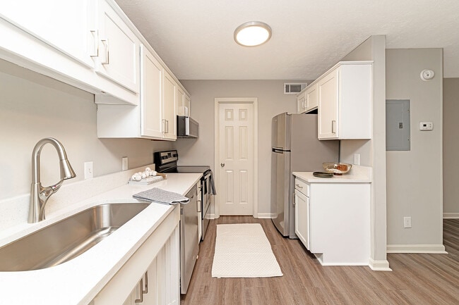 Cocina con encimeras de cuarzo, electrodomésticos de acero inoxidable y gabinetes modernos. - Vetra Providence