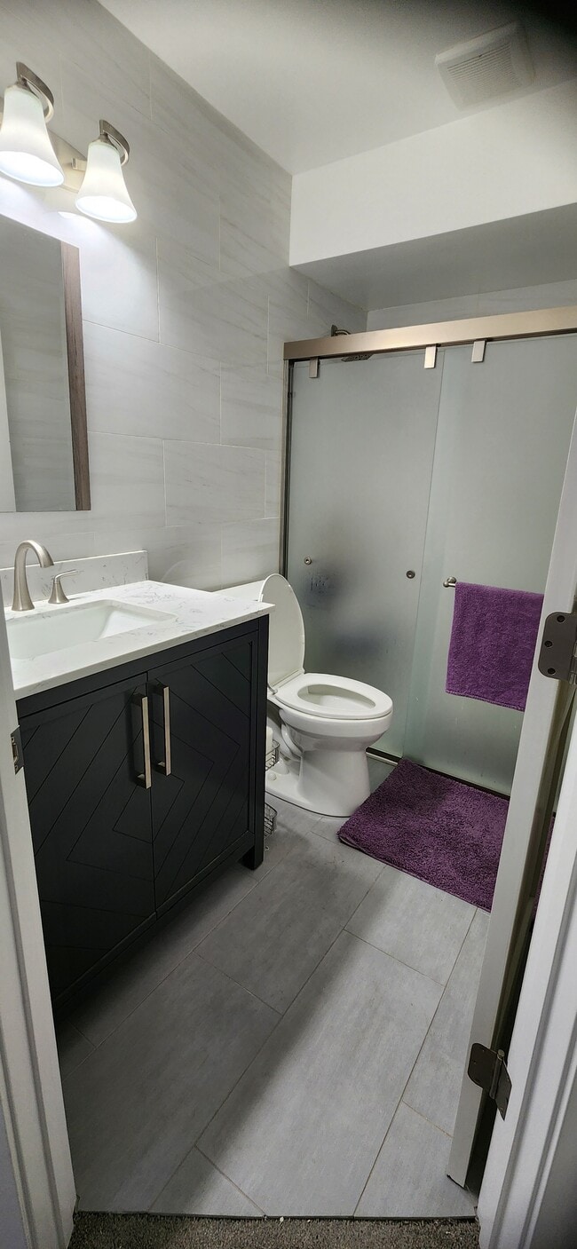 Photo - 811 Surrey Ln