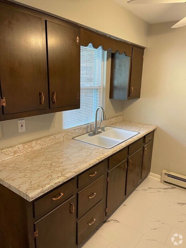 Building Photo - Cozy 2 BR / 1 Bath Townhome in Turtle Creek