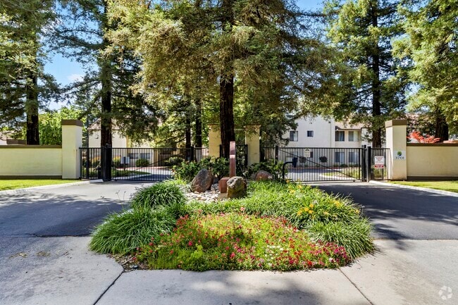 Building ground photo - Timberlake Condominiums