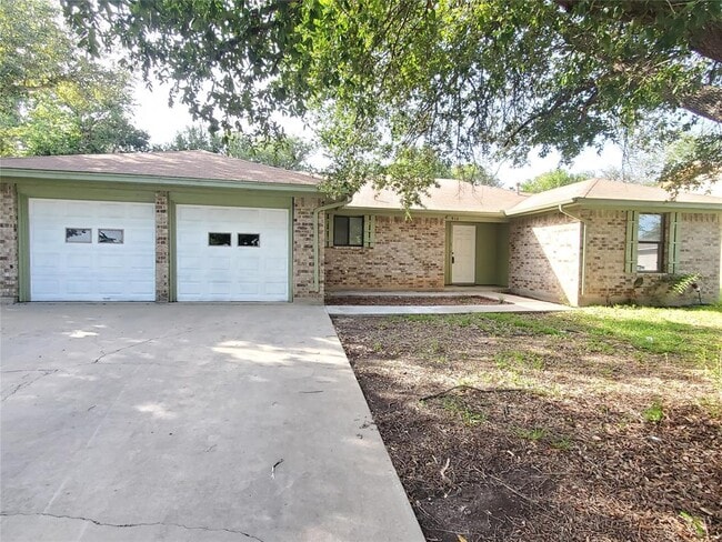 Photo - 910 Cottonbowl Dr House