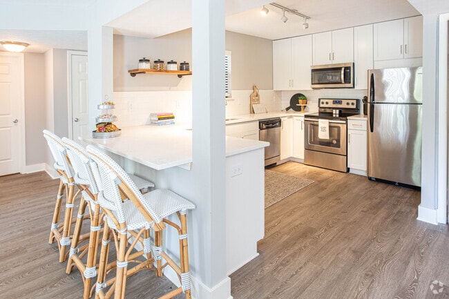2BR, 2BA - 1,013 SF - Kitchen