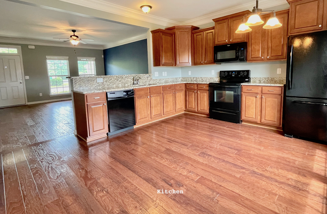 Eat In Kitchen - 2020 Hemlock Dr Townhome