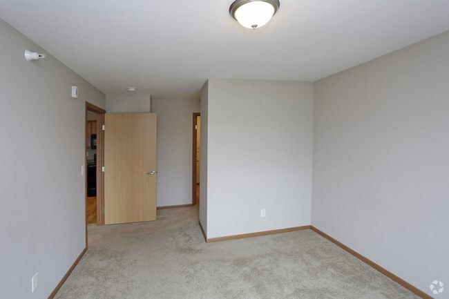 2BR, 2BA - 921 SF