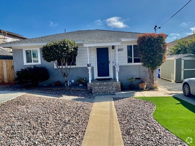 Building Photo - Darling 2 bedroom, 1 bath Single Family Home