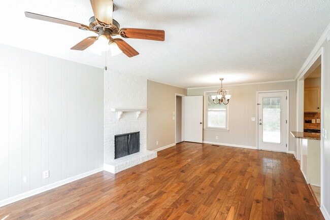 Photo - 142 Creekwood Ln