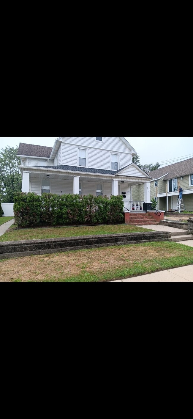 Building Photo - 701a 13th Ave