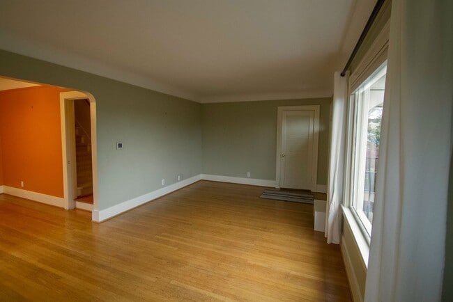 Photo - Beautiful Maple Leaf Home