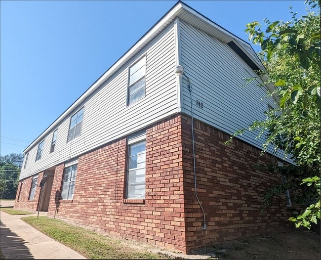 Building Photo - Spacious 2 bed, 1 bath unit in Sand Springs