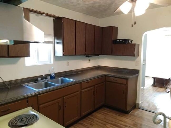 Building Photo - 619 Cove Rd Rental