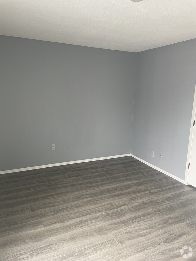Building Photo - 25 E Elmwood Ave Rental