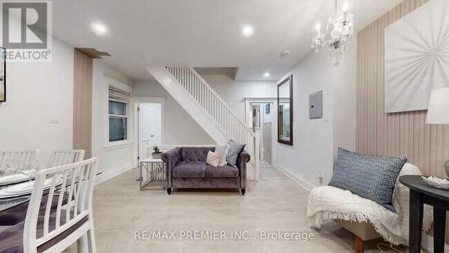 Photo - 454 Gerrard St E