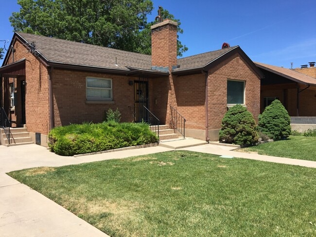 4 bed - 2 bath Charming single family home... - 4 bed - 2 bath Charming single family home...