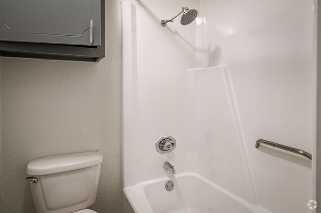 1BR, 1BA - 810SF