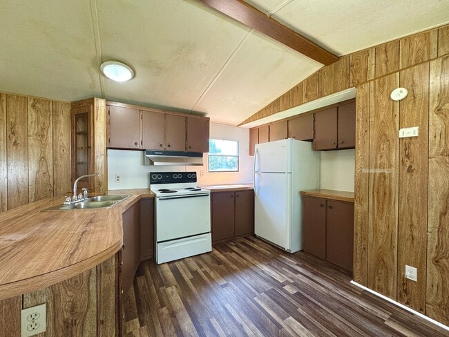 Building Photo - 225 Community Dr Unit 9