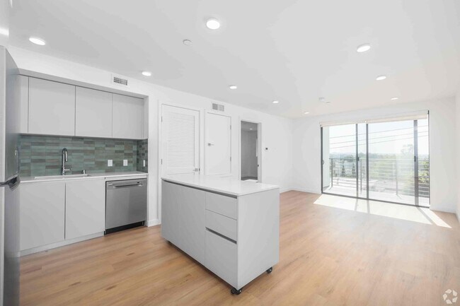 Clad LA