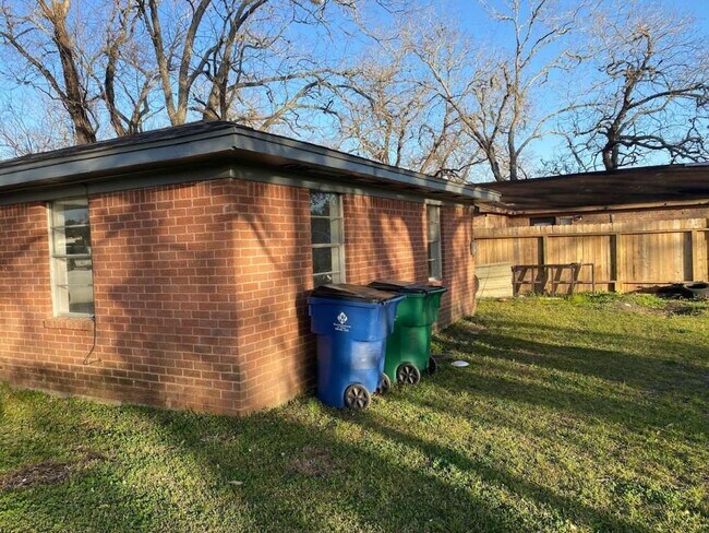 Photo - 609 W 6th St