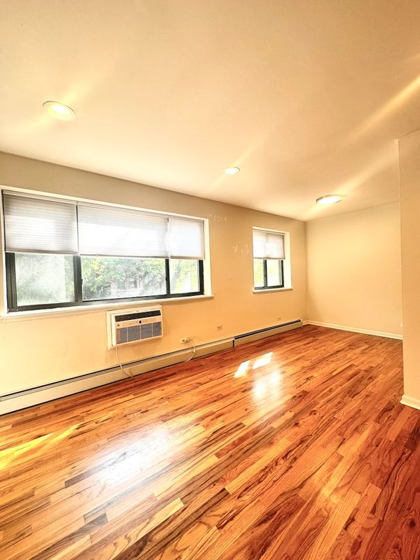 Photo - 6954 N Sheridan Rd