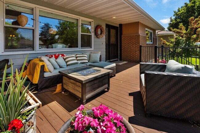 Photo - 826 Blackmore Pl