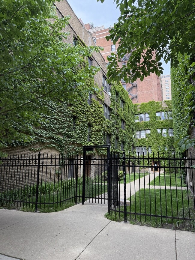Building Photo - 3161 N Hudson Ave Unit I2