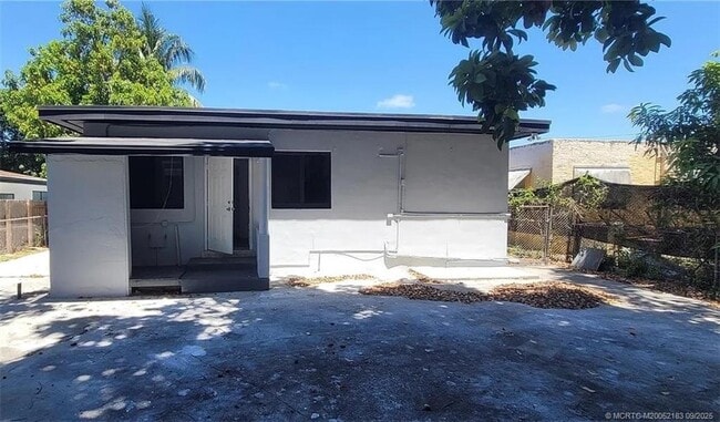 Building Photo - 1144 NW 30th St Unit B Rental