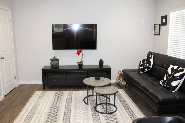 Photo - 7905 Farnell Way