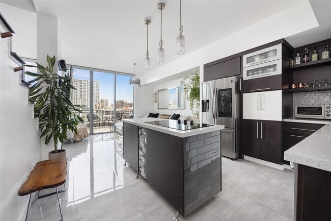 Building Photo - 690 SW 1st Ct Unit PHI10 Rental