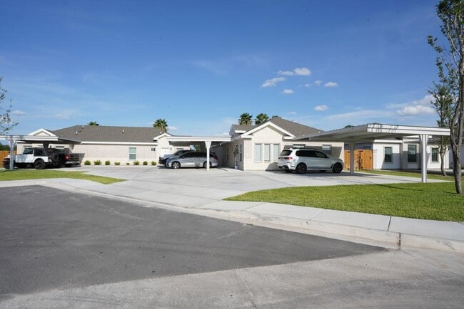 Building Photo - 5908 Sandpiper Ave Unit #3