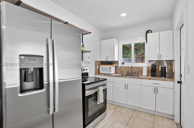 Building Photo - 2422 NW 11th St Unit 1