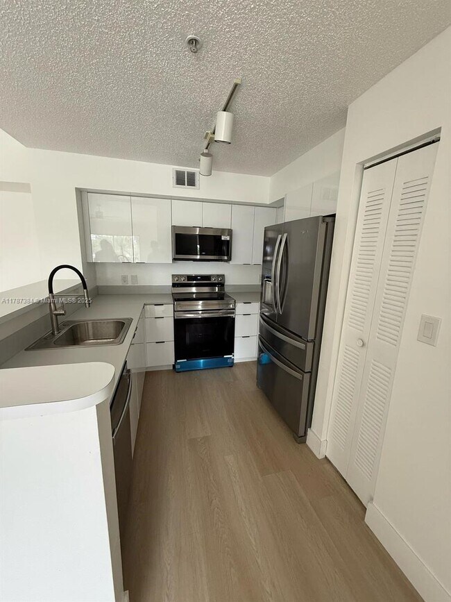 Photo - 4320 NW 107th Ave Unidad 303-1