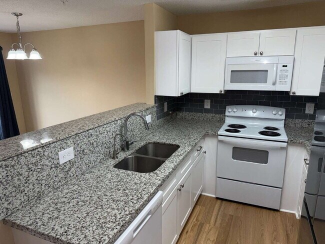 Photo - "Charming 3-Bedroom Townhouse in Crestview with Granite Countertops & 2.5 Baths!"