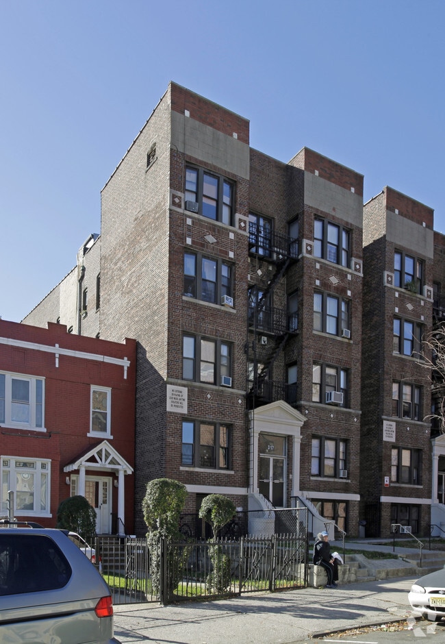 Building Photo - Hummingbird Heights 319
